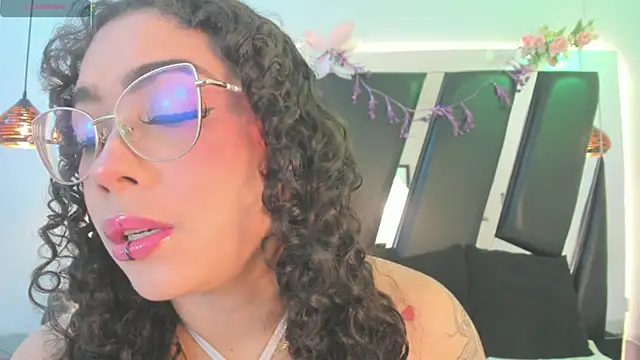 Snapshot of antonelllepiercee chatting on 07.17.26 antonelllepiercee online show from 07.17.26