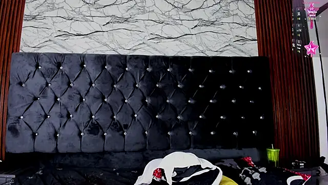 Snapshot of Emelyyy_ chatting on 12.14.24 Emelyyy online show from 12.14.24