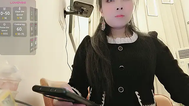 Snapshot of moyan-001 chatting on 12.17.24 moyan-001 online show from 12.17.24