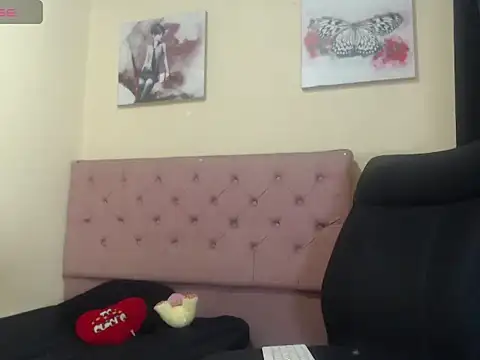 Snapshot of Angiee_Ts chatting on 09.20.25 Angiee Ts online show from 09.20.25