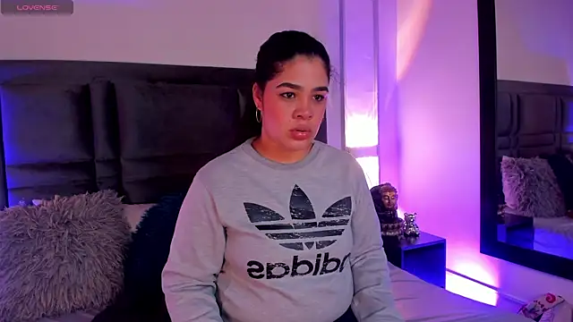 Snapshot of EmmaBecket2 chatting on 12.21.24 EmmaBecket2 online show from 12.21.24