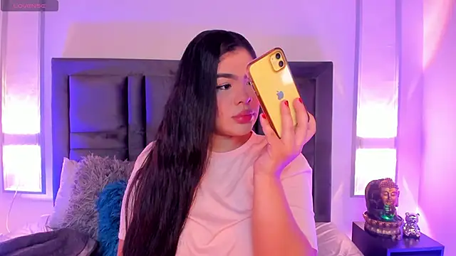 Snapshot of EmmaBecket2 chatting on 12.29.24 EmmaBecket2 online show from 12.29.24