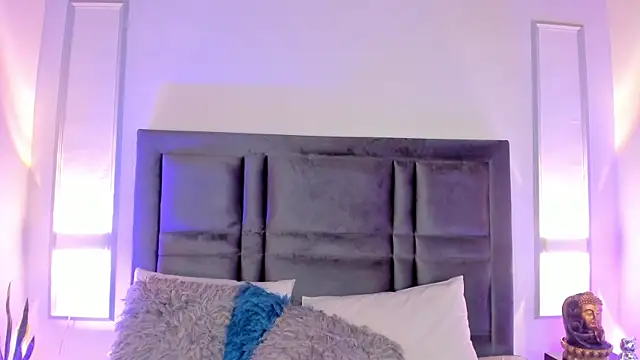 Snapshot of EmmaBecket2 chatting on 12.31.24 EmmaBecket2 online show from 12.31.24