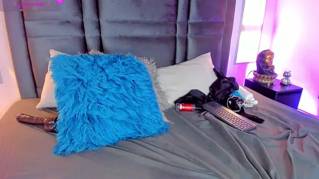 Snapshot of EmmaBecket2 chatting on 02.18.25 EmmaBecket2 online show from 02.18.25