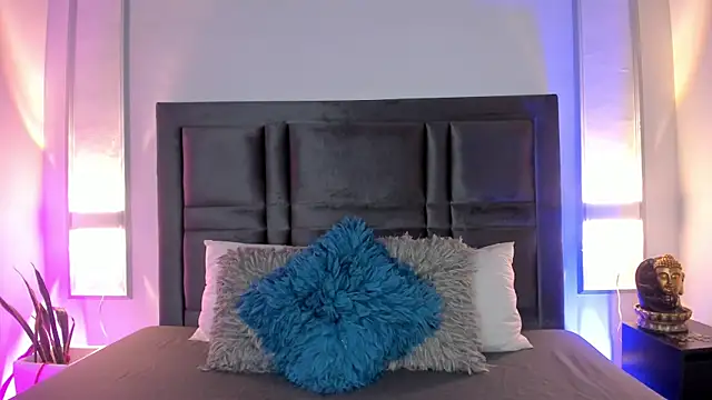 Snapshot of EmmaBecket2 chatting on 10.02.25 EmmaBecket2 online show from 10.02.25