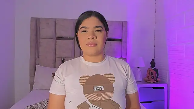 Snapshot of EmmaBecket2 chatting on 10.16.25 EmmaBecket2 online show from 10.16.25