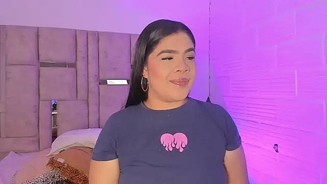 Snapshot of EmmaBecket2 chatting on 10.22.25 EmmaBecket2 online show from 10.22.25