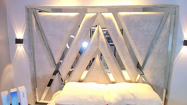 Annie9  online show from 10.05.25