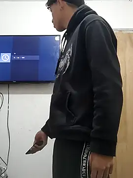 Snapshot of LatinBoysxxx chatting on 10.30.25 LatinBoysxxx online show from 10.30.25