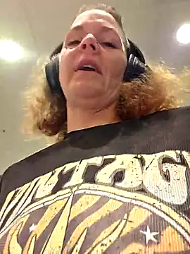 Snapshot of thatonespicychick chatting on 10.24.25 thatonespicychick online show from 10.24.25