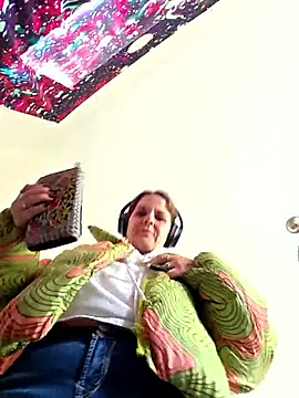 Snapshot of thatonespicychick chatting on 10.29.25 thatonespicychick online show from 10.29.25