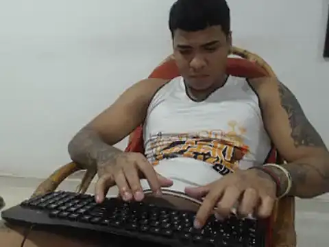 Snapshot of camiloacosta321 chatting on 12.26.24 camiloacosta321 online show from 12.26.24