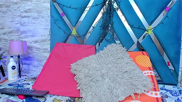 alanaflores  online show from 12.07.24