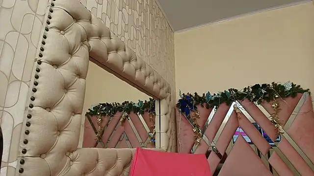 alanaflores  online show from 12.12.24