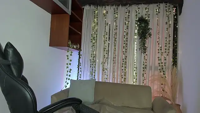 HannaRhodes online show from 11.19.25