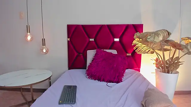 SaraBloomm online show from 03.06.25
