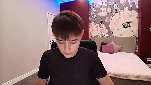 EmiliaYours online show from 09.26.25