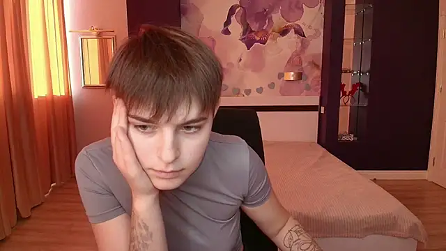 EmiliaYours online show from 10.12.25