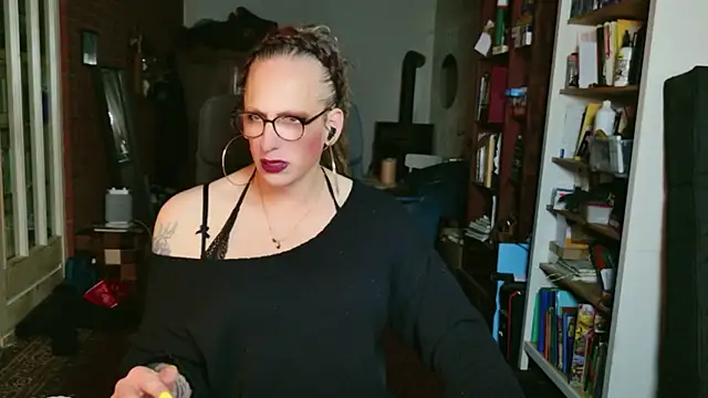 Snapshot of MaxiEmily chatting on 10.25.25 MaxiEmily online show from 10.25.25