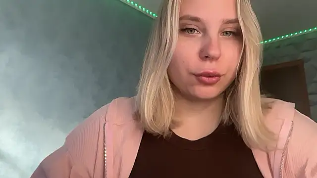 Snapshot of Thalia__Star chatting on 10.15.25 Thalia Star online show from 10.15.25