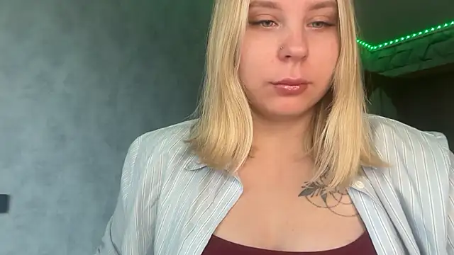 Snapshot of Thalia__Star chatting on 10.28.25 Thalia Star online show from 10.28.25