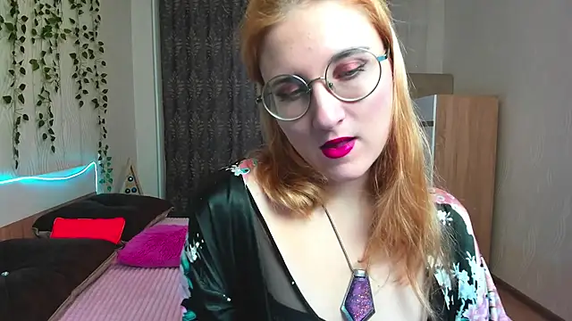 Snapshot of Miss_Elsa_ chatting on 12.18.24 Miss Elsa online show from 12.18.24