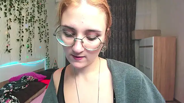 Snapshot of Miss_Elsa_ chatting on 12.21.24 Miss Elsa online show from 12.21.24