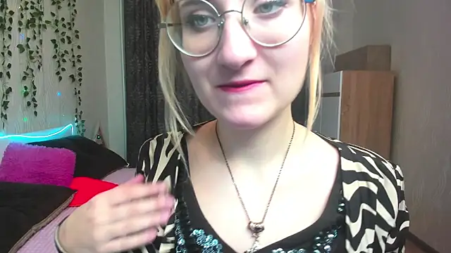 Snapshot of Miss_Elsa_ chatting on 12.23.24 Miss Elsa online show from 12.23.24