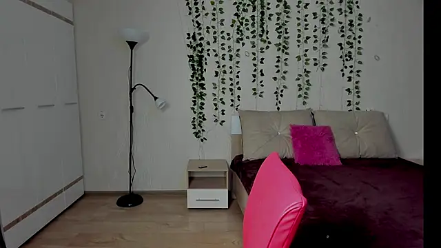 Snapshot of Miss_Elsa_ chatting on 10.13.25 Miss Elsa online show from 10.13.25