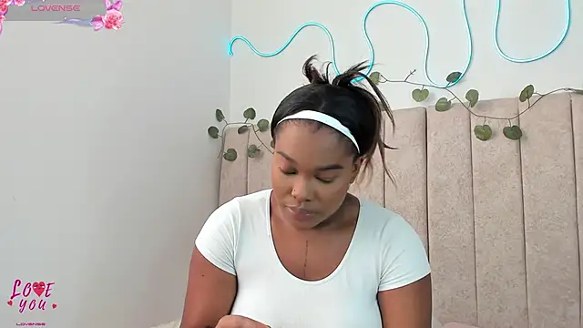 Snapshot of Kaseydelvey chatting on 10.28.25 Kaseydelvey online show from 10.28.25