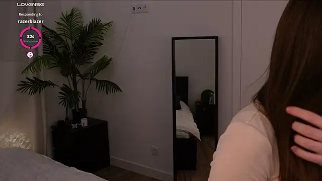 Lilly Colins online show from 01.06.25