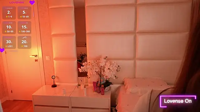 Lilly Colins online show from 10.15.25