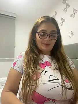 AntonellaAlondra4 online show from 12.20.24