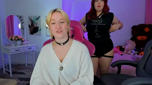 Snapshot of NielletaBlossom chatting on 10.12.25 NielletaBlossom online show from 10.12.25