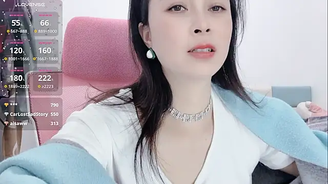 Snapshot of Qwi-V1 chatting on 02.12.25 Qwi-V1 online show from 02.12.25