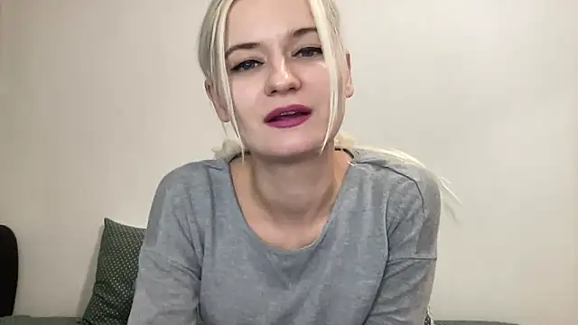 Onika Love online show from 11.24.25