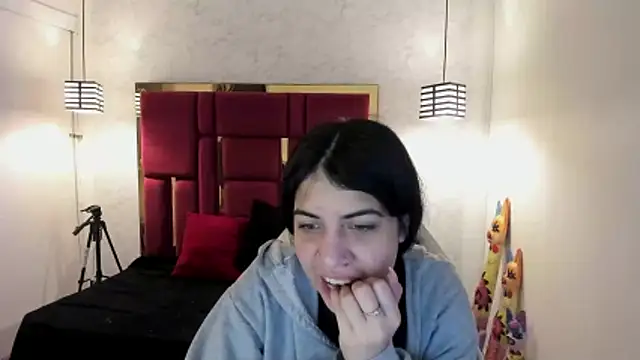 Snapshot of Violet_m chatting on 10.21.25 Violet m online show from 10.21.25