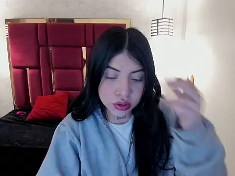 Snapshot of Violet_m chatting on 10.28.25 Violet m online show from 10.28.25