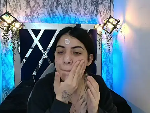 Snapshot of Violet_m chatting on 11.04.25 Violet m online show from 11.04.25