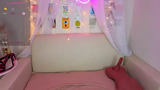 Snapshot of Angel_Nikole chatting on 11.10.25 Angel Nikole online show from 11.10.25