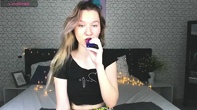 Mariel Brown online show from 02.08.25