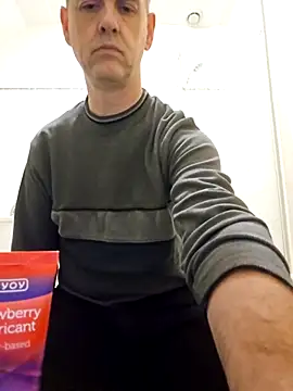 Snapshot of Hectorthyssen1 chatting on 10.28.25 Hectorthyssen1 online show from 10.28.25