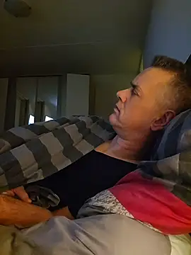 Snapshot of Hectorthyssen1 chatting on 11.15.25 Hectorthyssen1 online show from 11.15.25