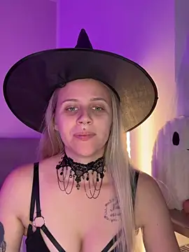 lunawolf21 online show from 10.27.25