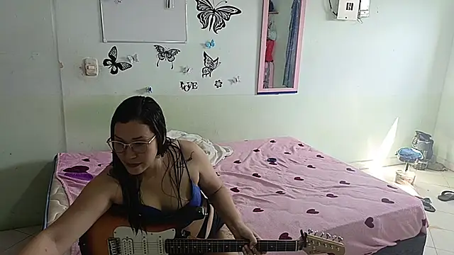 Snapshot of luxandracon23 chatting on 02.11.25 luxandracon23 online show from 02.11.25