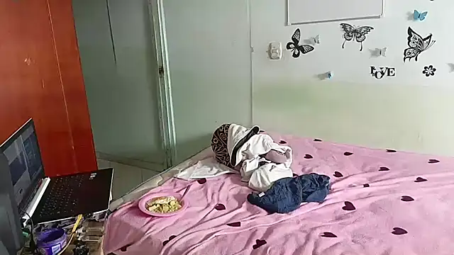 Snapshot of luxandracon23 chatting on 02.14.25 luxandracon23 online show from 02.14.25