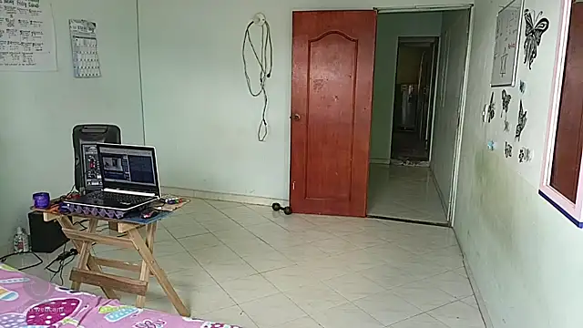 Snapshot of luxandracon23 chatting on 02.24.25 luxandracon23 online show from 02.24.25