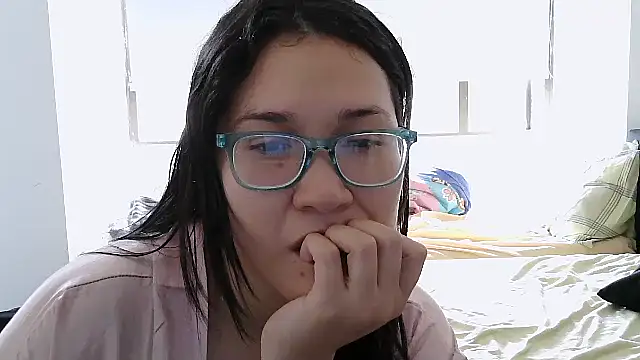 Snapshot of luxandracon23 chatting on 10.16.25 luxandracon23 online show from 10.16.25