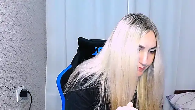 Snapshot of JaneLaJewel chatting on 11.12.25 JaneLaJewel online show from 11.12.25