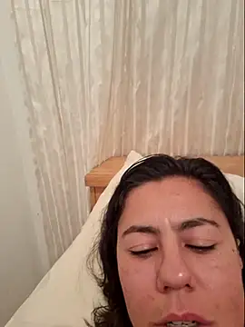 LauraBernardes22 online show from 02.12.25